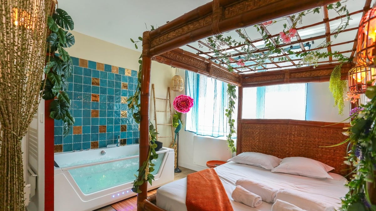 Suite Saïgon Amiens avec jacuzzi balnéo et lit à baldaquin en bambou