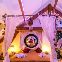 Lit a baldaquin en bambou love room Amiens