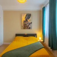 Lit double et decoration chaleureuse appartement Amiens